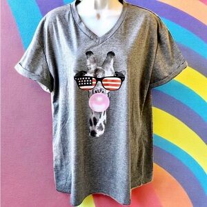 July 4th Giraffe V-neck Gray T-shirt Blowing Bubblegum Patriotic Womens XL